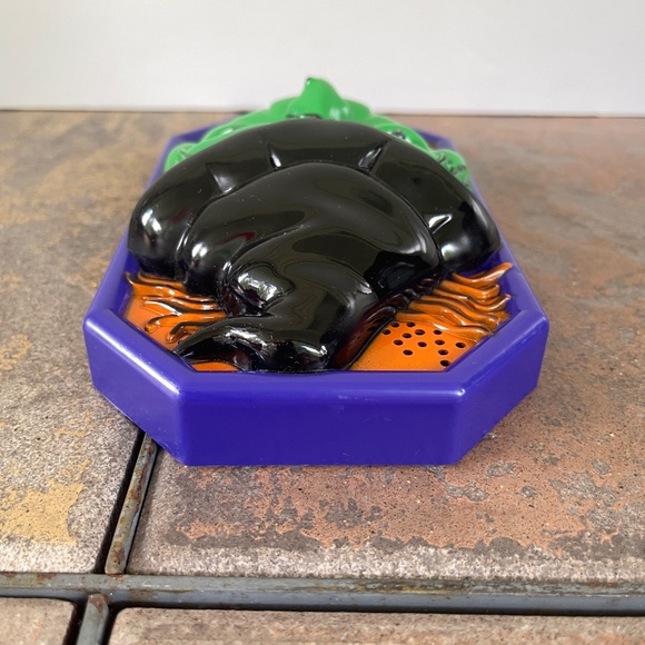 Gemmy cackling talking eye flickering witch with spider tongue door knocker - Picture 6 of 7